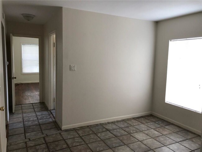 Building Photo - 723 S Tancahua St