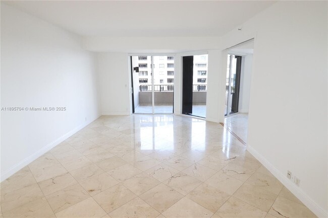 Foto del edificio - 201 Crandon Blvd