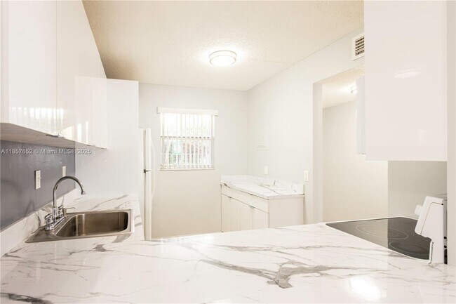 Foto del edificio - 4600 SW 67th Ave