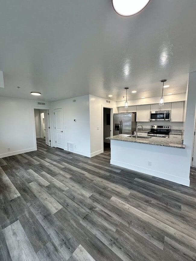 Building Photo - 1553 Clear Creek Dr