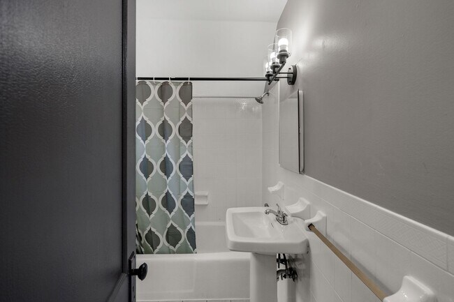 Building Photo - Spacious 3 bedroom home in Mt. Oliver available March 1st!