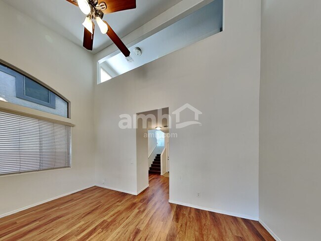 Foto del edificio - 9829 E Escondido Ave