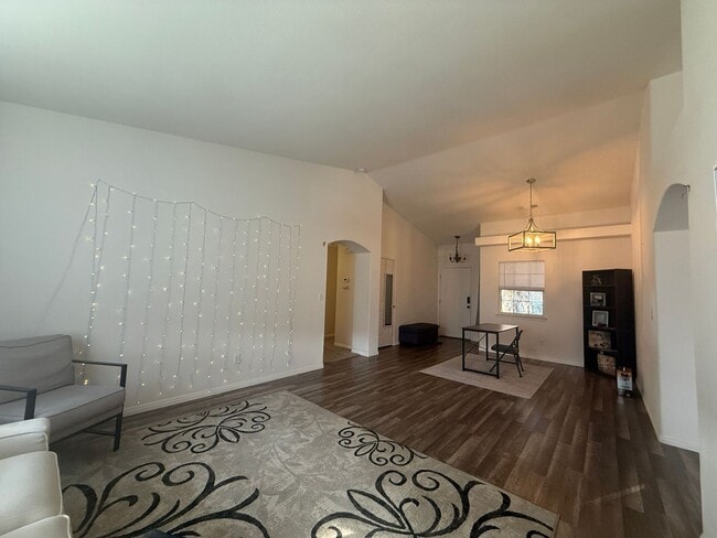 Building Photo - 3 bedrooms, 2 full bathrooms single-story home located in the heart of Visalia, CA.