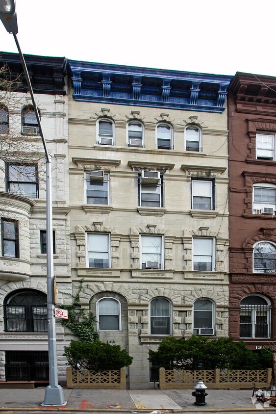 Building Photo - 123 W 77th St