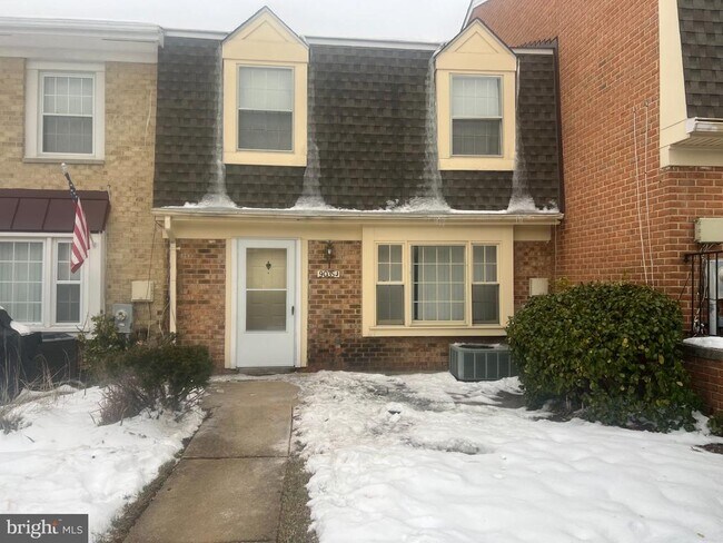 Building Photo - 9035 N Laurel Rd