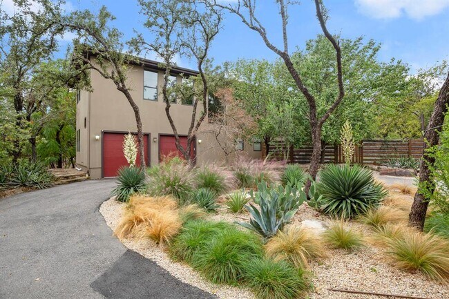 Building Photo - 9909 Lake Ridge Dr