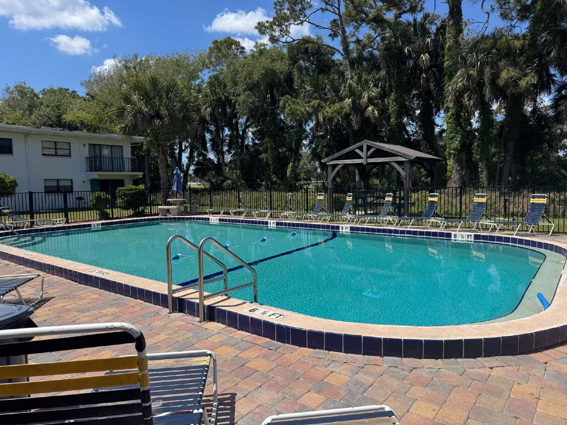 BEAUTIFULLY UPDATED CONDO POOL VIEW PERFECT LOCATION - BEAUTIFULLY UPDATED CONDO POOL VIEW PERFECT LOCATION