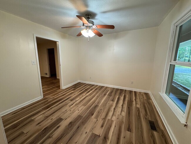 Foto del edificio - Well Maintained 3 Bedroom 2 Bath on a Private 1 Acre Lot