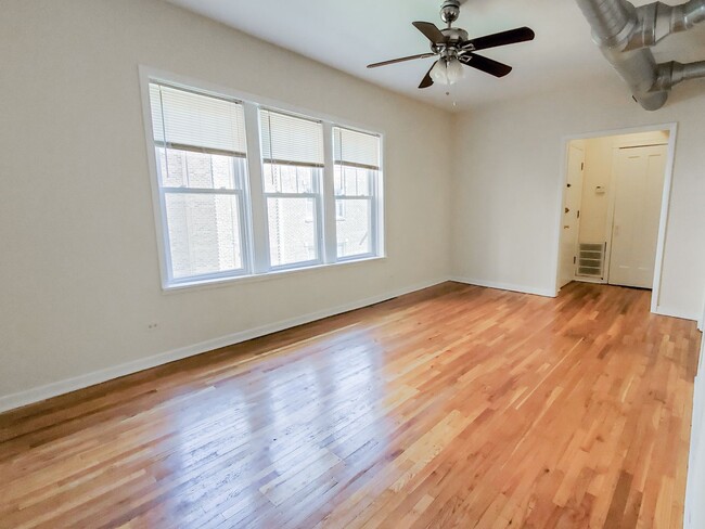 Interior Photo - 3521 N Broadway