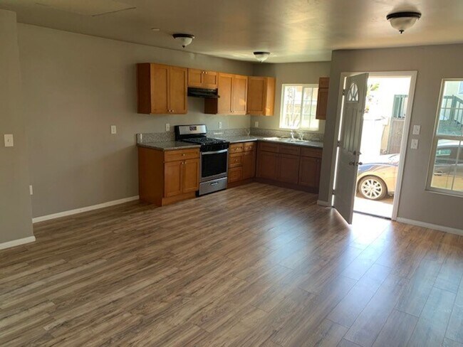 Building Photo - Comfortable 2 Bedroom House with Off Stree...