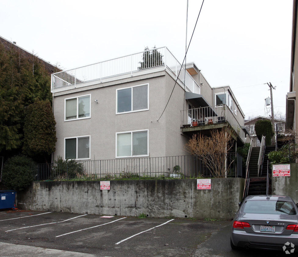 Building Photo - Castle Apartments