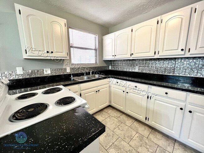 Building Photo - COMING SOON! Beautiful 3 bedroom / 1 bathr...