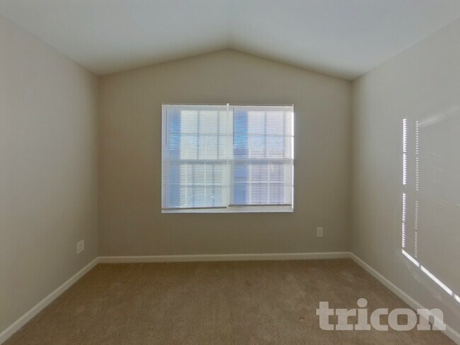 Foto del edificio - 5819 Hewitt Dr