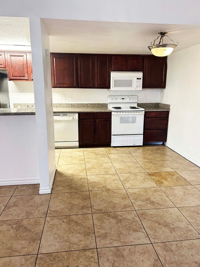 Building Photo - 5170 River Glen Dr