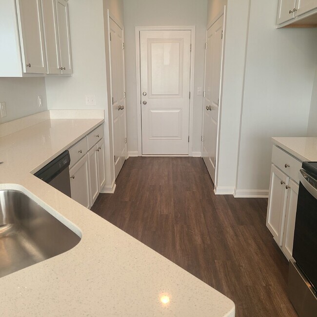 Building Photo - Four Bedroom Home in Heartstone Lakes!