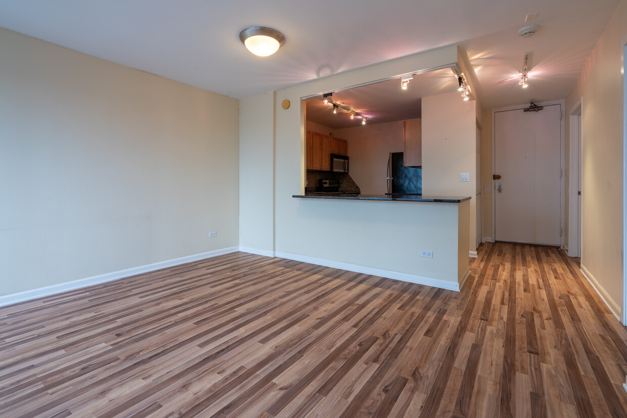 Primary Photo - 30 E Huron St