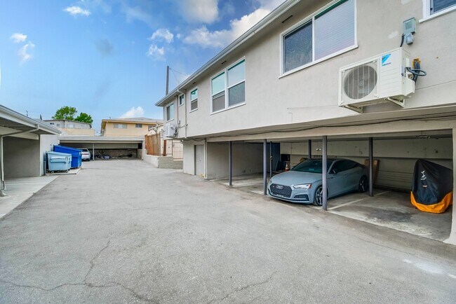 Estacionamiento cubierto - Urban Comfort Meets Connectivity in Downtown Inglewood