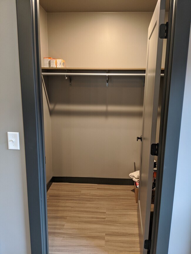 Almacenamiento - 196 W Main St