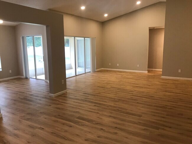 Living room - 760 Riviera Dr NE