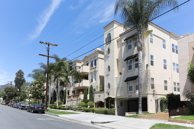 Building Photo - La Fontaine West