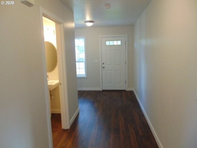Building Photo - Beautiful 4 Bedroom Home with 2.5 Baths lo...