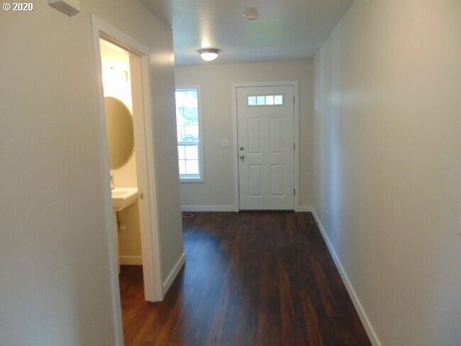 Foto del edificio - Beautiful 4 Bedroom Home with 2.5 Baths lo...