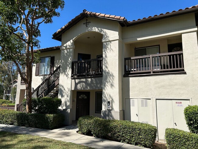 Foto del edificio - Beautiful 2 Bed 2 Bath Tustin Ranch Condo With Golf Course Views!