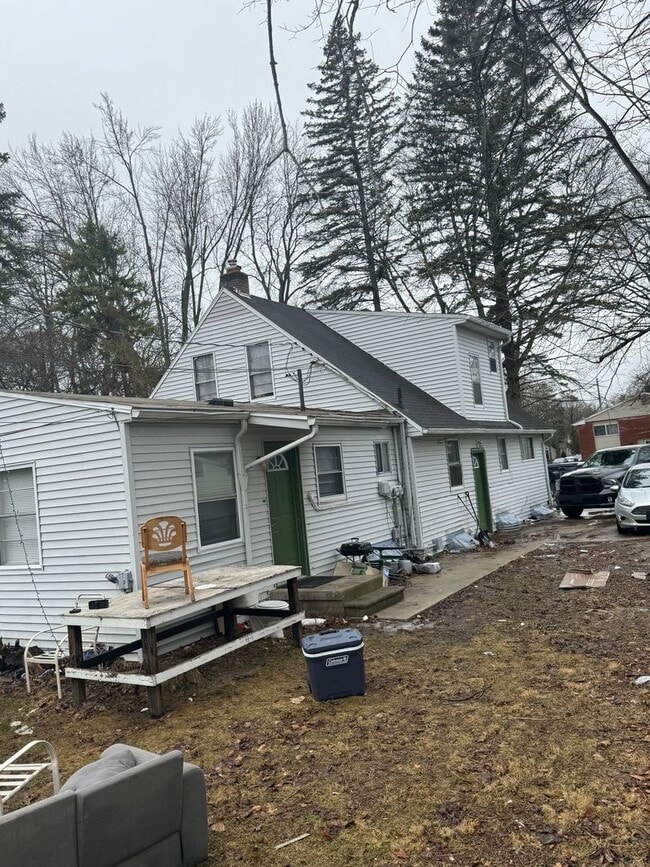 Building Photo - Large 7 bedroom house with 2 kitchens