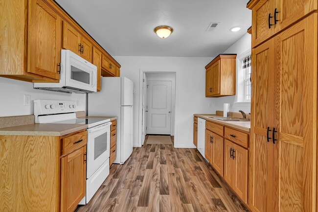 Building Photo - 3 bedroom 2 bath 2 Car Garage with fenced yard  for rent, Hollister, MO