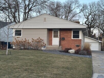 Building Photo - "Charming 4-Bed Retreat in Edina: Spacious 2142 Sq Ft with Hardwood Elegance & Cozy Fireplaces!"