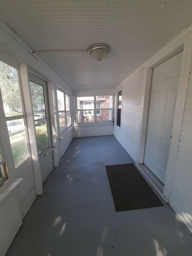 Building Photo - 3 bed 1 bath Rock Island Home!