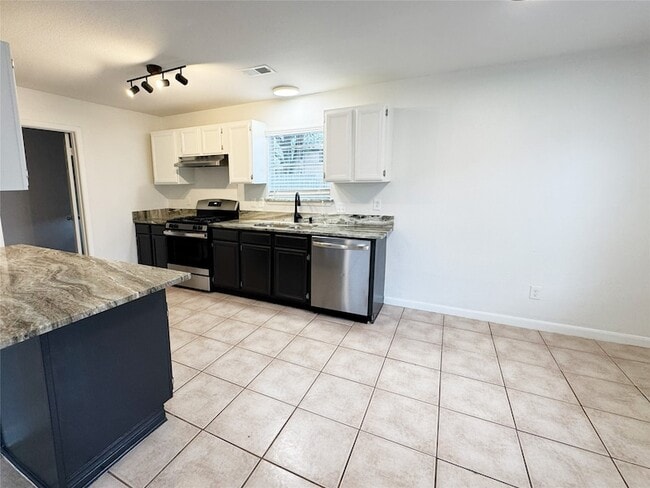 Building Photo - 918 Bolton Ct