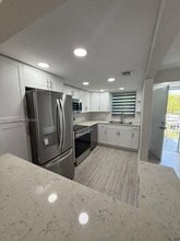 Building Photo - 9353 Fontainebleau Blvd