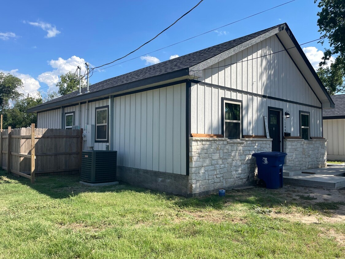 Primary Photo - 1208 Brady Ave