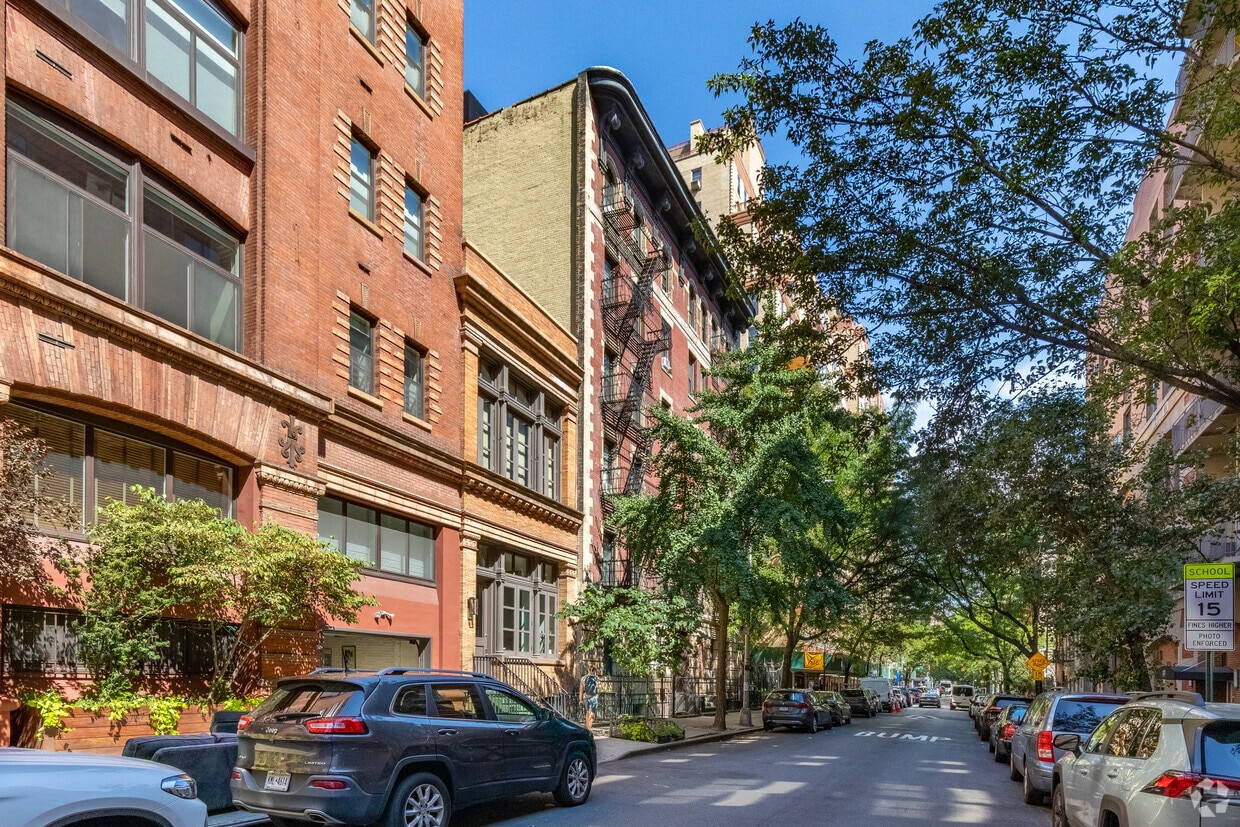 Primary Photo - 217 E 22nd St