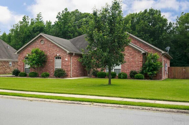 Foto del edificio - 24 Lakeland Dr