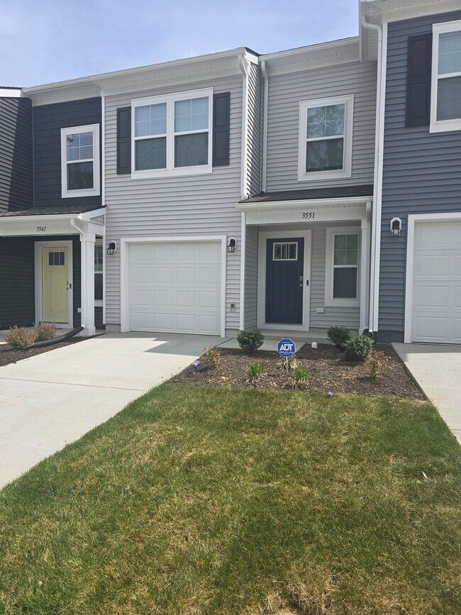 Foto del edificio - BRAND NEW 3 BEDROOM TOWNHOUSE IN PRINCE GEORGE