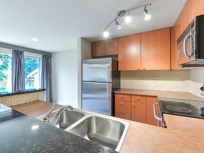 Foto del edificio - Perfect Location – Perfect Remodel – 2 Bed...
