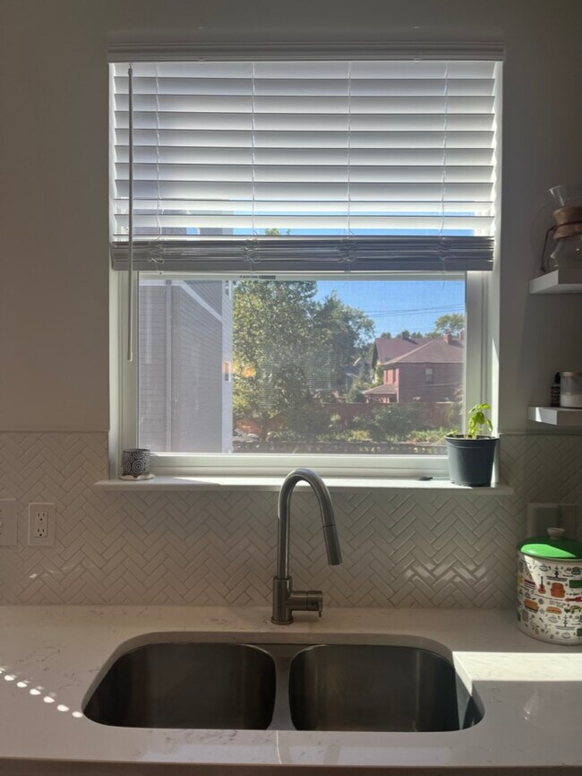 Foto del edificio - 1730 N Alley 1750 E
