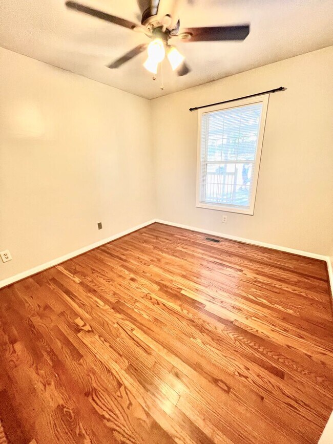 Foto del edificio - 3 Bed 2 Bath House w/Fenced Back Yard in O...