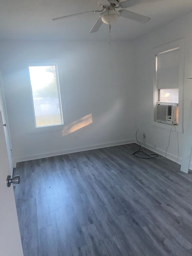 Building Photo - One bedroom One bathroom - Auburndale