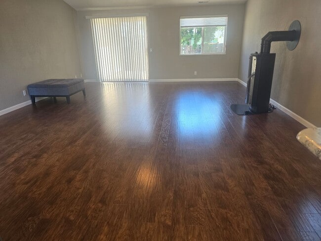 Building Photo - 3 bed 2 bath Home for Rent in Grants Pass