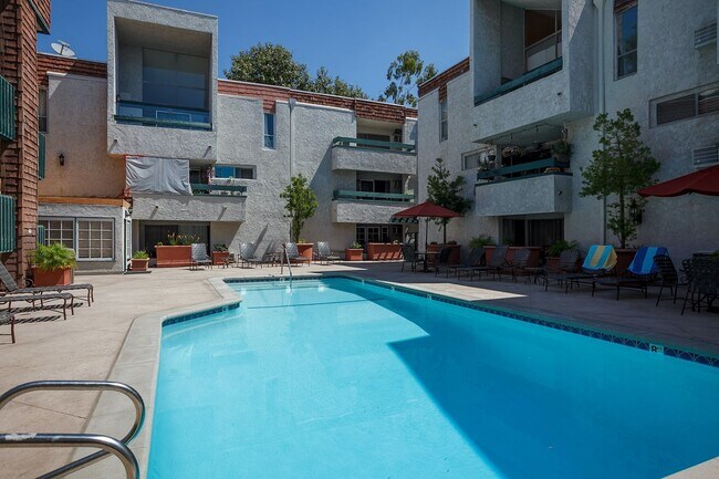 Foto del edificio - Newly Renovated 2 Bed + 2 Bath Condo in Pr...