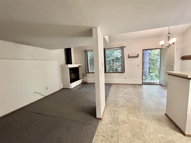 Building Photo - Relaxed 2-Bed, 1.5-Bath Home in a Quiet Gi...