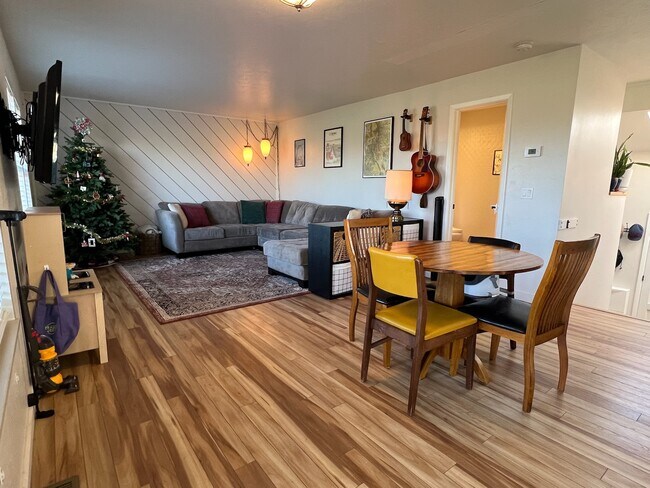 Foto del edificio - 206 Cypress Cir