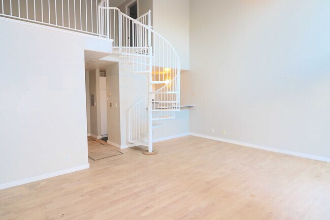 Building Photo - 469 Clementina St