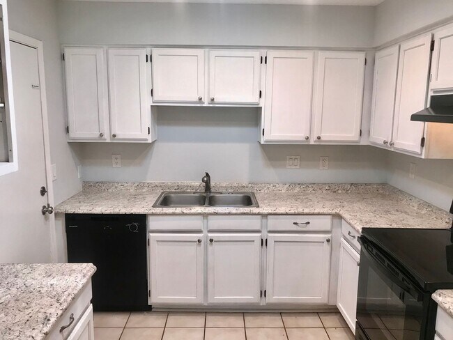 Foto del edificio - Coming Soon! Quaint Townhouse Located In T...