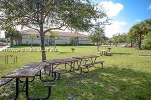 Foto del edificio - 1049 Golden Lakes Blvd