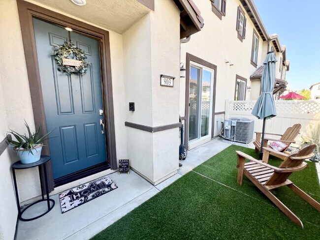 Building Photo - Stunning condo bursting with a contemporar...