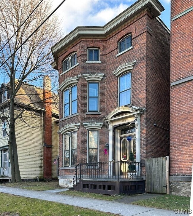 Building Photo - 505 Henry St